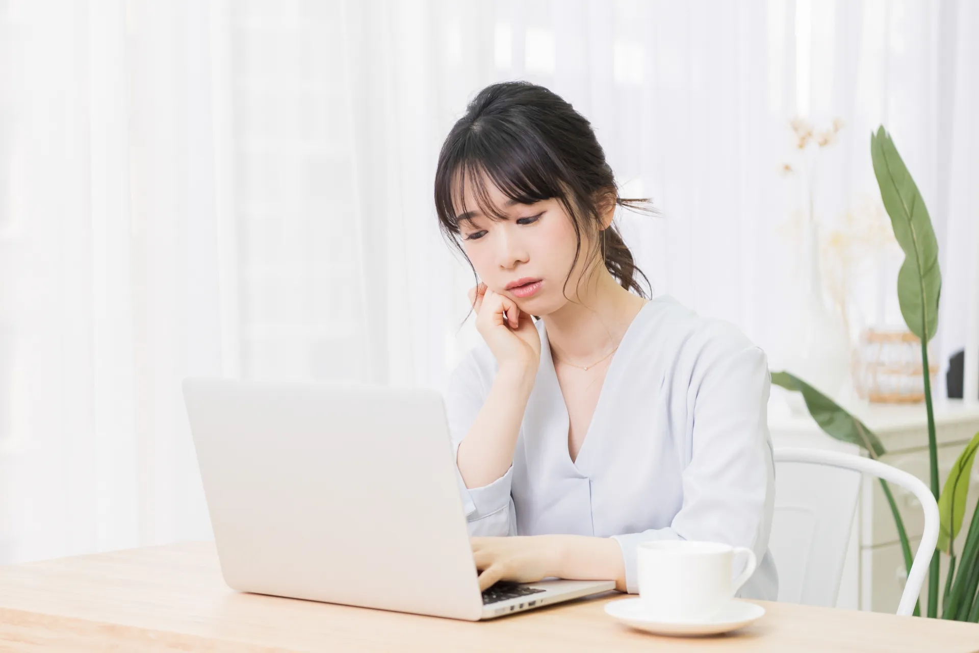 女性悩む
