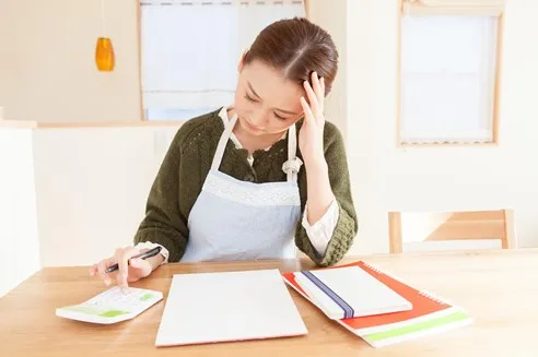 家計に悩む女性