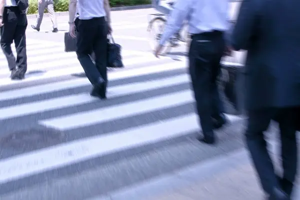 通勤者と歩道