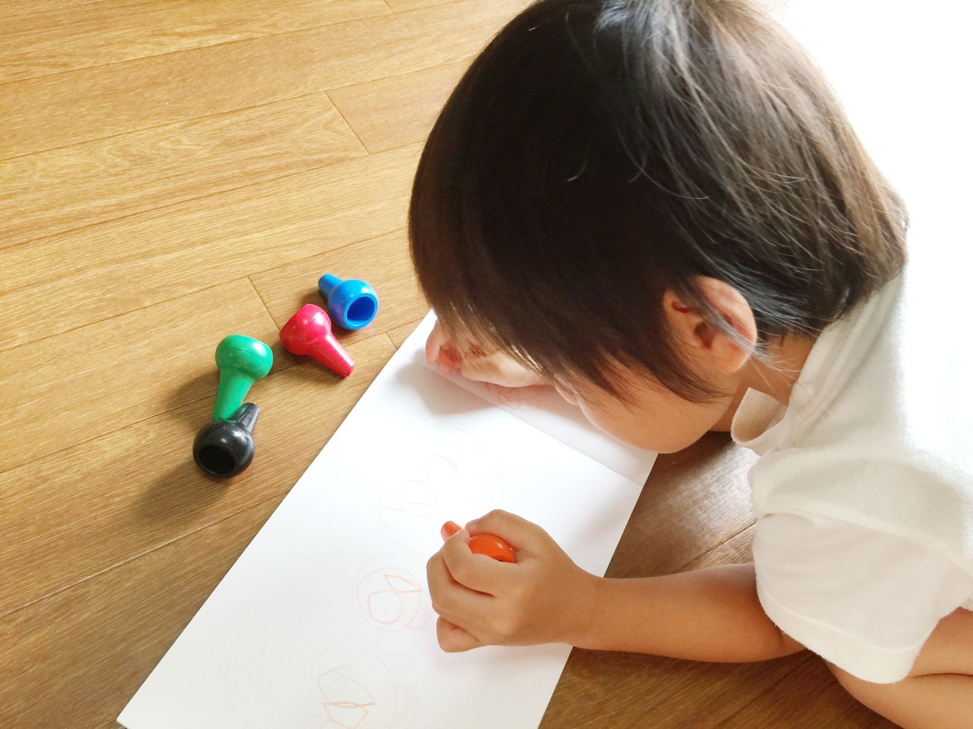 絵を書く子供